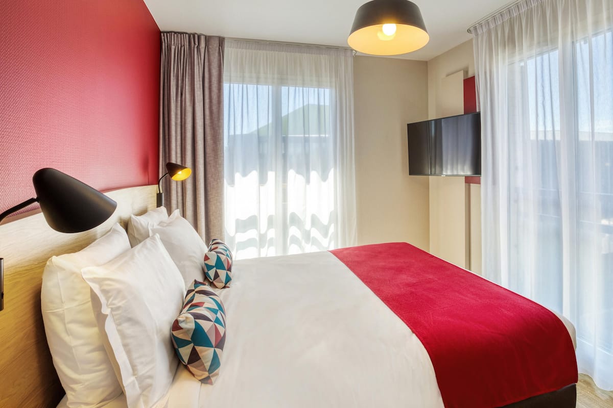 Appartement T2 | Schreibtisch, schallisolierte Zimmer, Bügeleisen/Bügelbrett