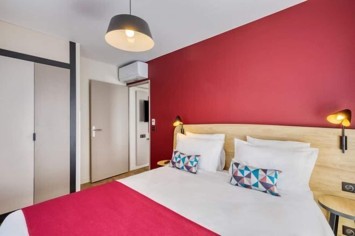 Schreibtisch, schallisolierte Zimmer, Bügeleisen/Bügelbrett