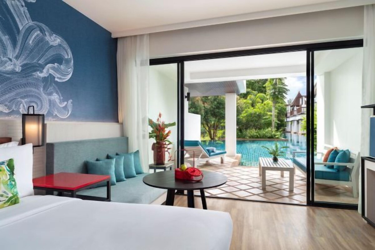 Luxe beddengoed, een kluis op de kamer, een bureau, een laptopwerkplek