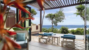 Ropa de cama de alta calidad y caja de seguridad en la habitación