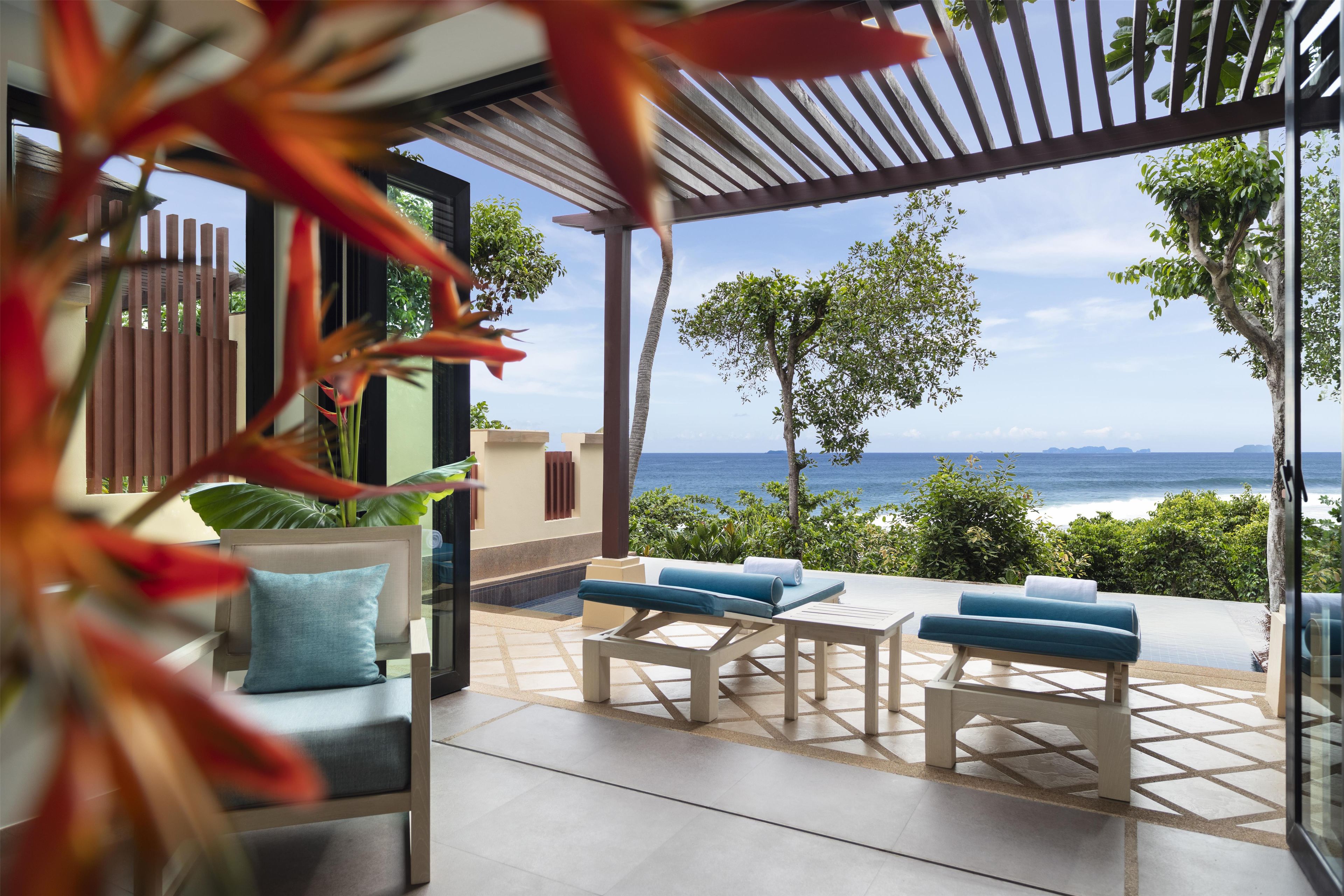 Un espacio de estar moderno al aire libre con vista al mar.