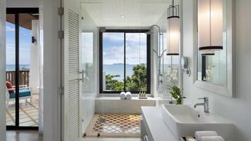 Avani Superior Sea View Room | Badezimmer | Kostenlose Toilettenartikel, Haartrockner, Bademäntel, Hausschuhe