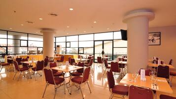 Café da manhã com buffet todos os dias (IDR 67500 por pessoa)