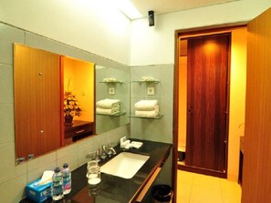 Habitación Deluxe | Baño | Regadera, amenidades de baño gratuitas, pantuflas, toallas