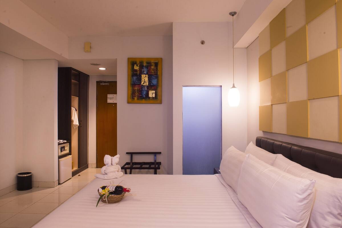 Deluxe Room | Minibar, in-room safe, desk, soundproofing