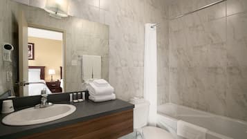 Ensemble douche/baignoire, articles de toilette gratuits, sèche-cheveux