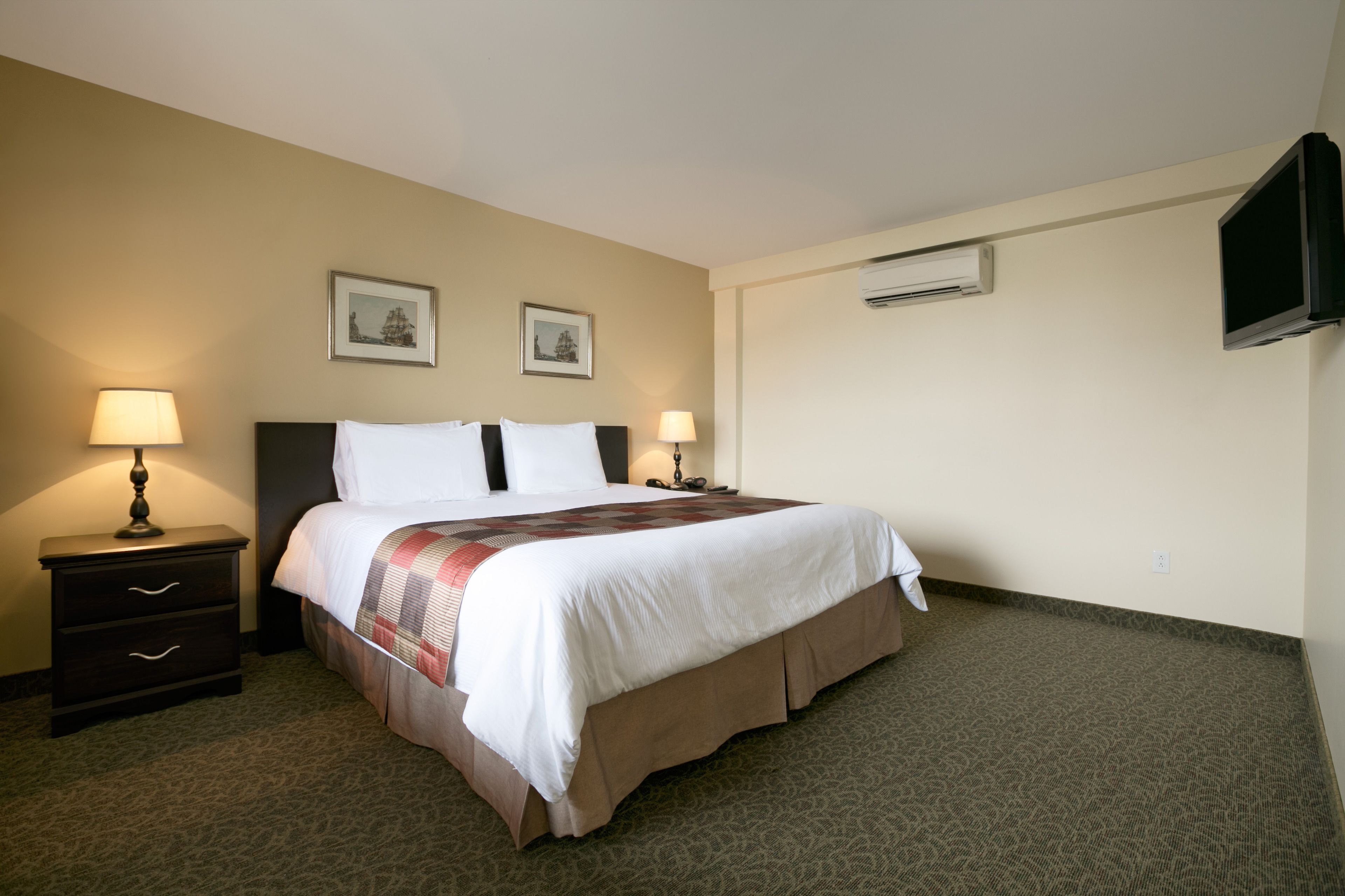 Desk, soundproofing, iron/ironing board, free WiFi