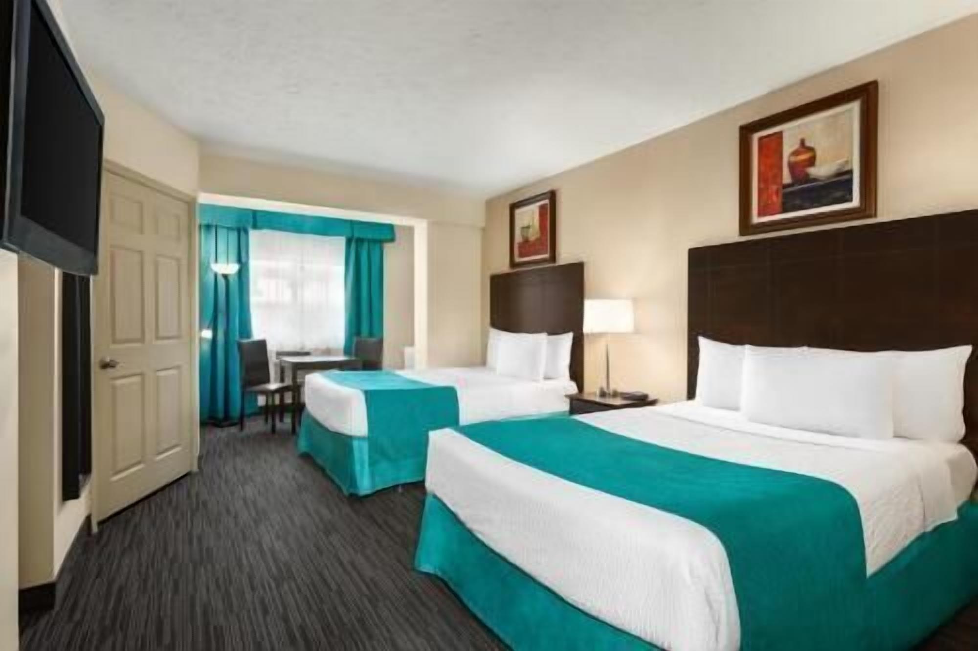 Escritorio, sistema de insonorización y tabla de planchar con plancha 