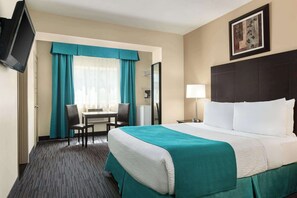 Desk, soundproofing, iron/ironing board, free WiFi - Days Inn by Wyndham Montreal East (Montreal)