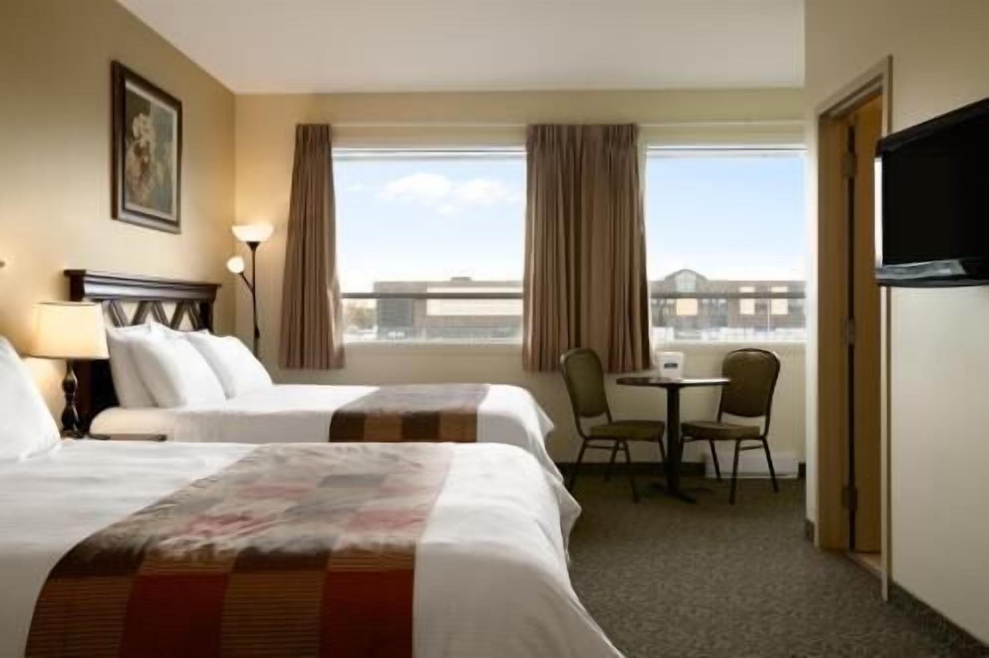 Escritorio, sistema de insonorización y tabla de planchar con plancha 