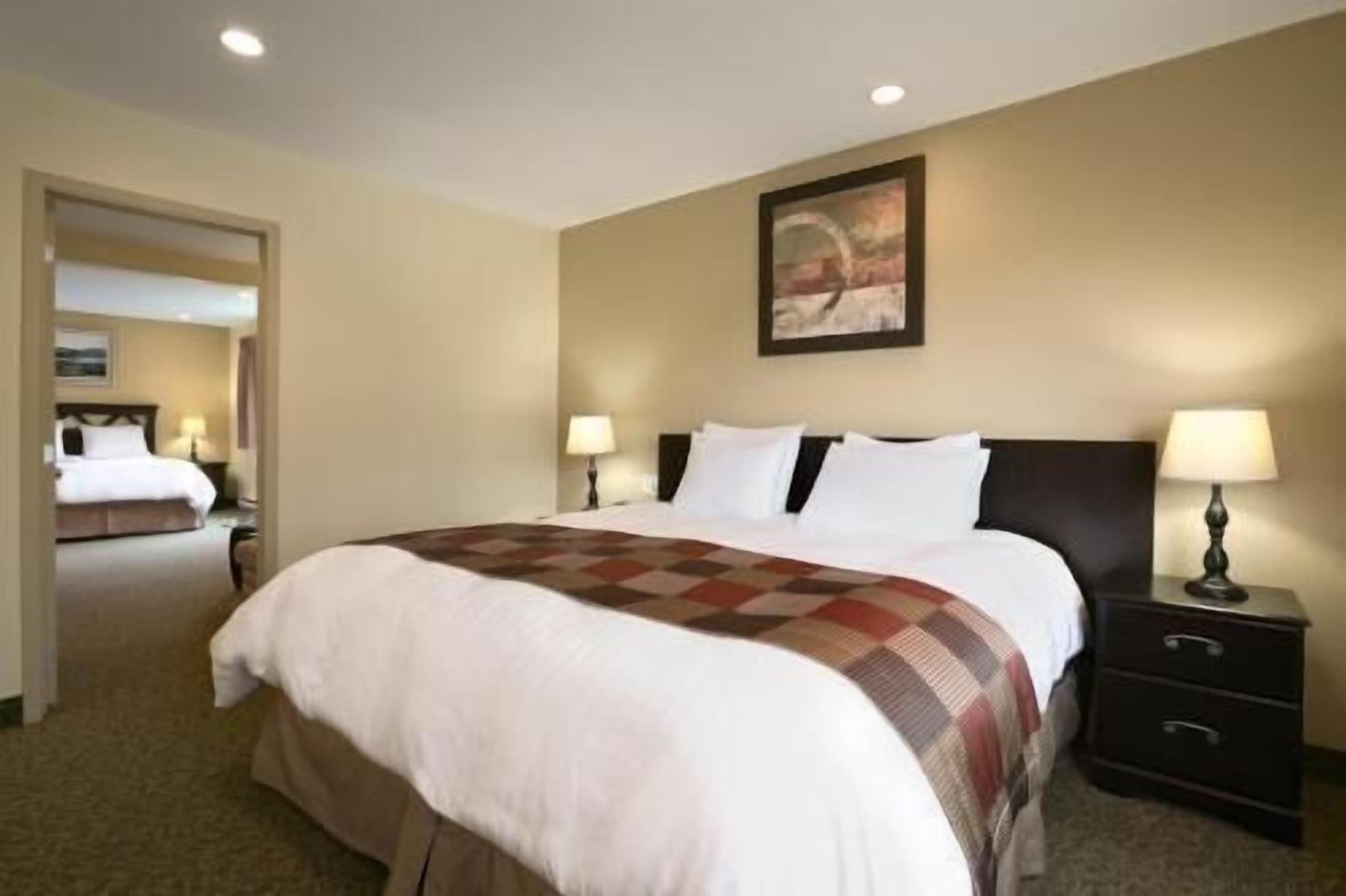 Escritorio, sistema de insonorización y tabla de planchar con plancha 