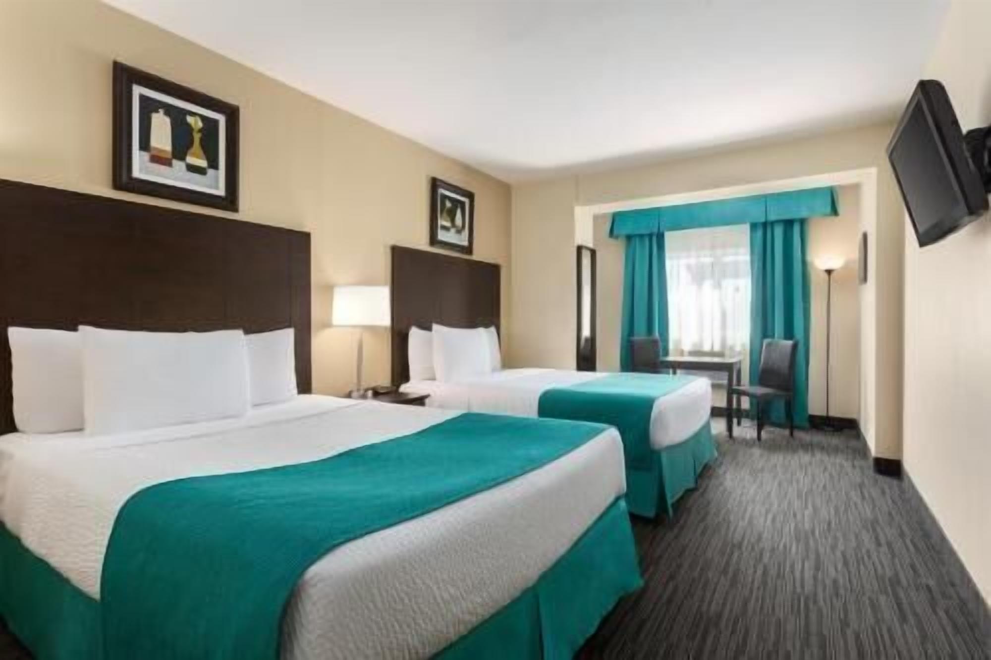 Escritorio, sistema de insonorización y tabla de planchar con plancha 