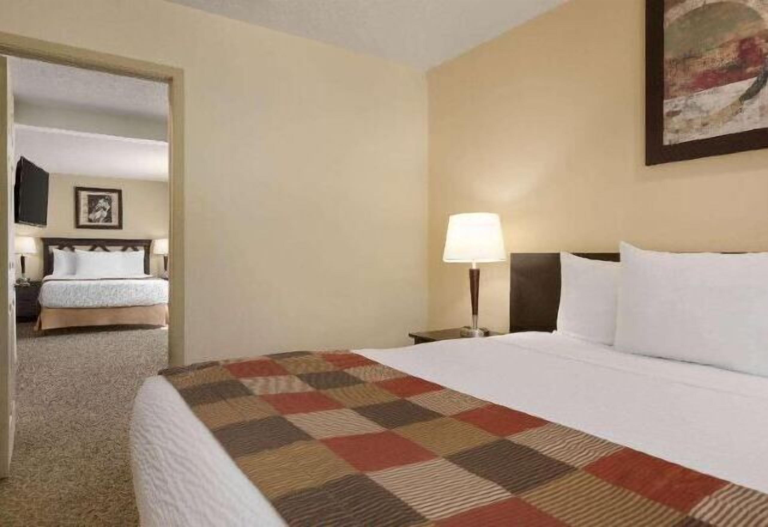 Escritorio, insonorización, tabla de planchar con plancha y wifi gratis 