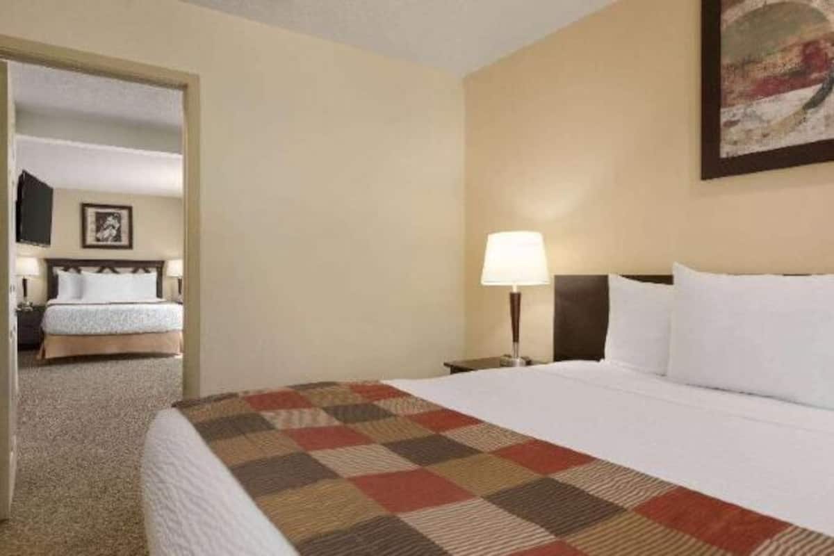 Bureau, chambres insonorisées, fer et planche à repasser, Wi-Fi gratuit