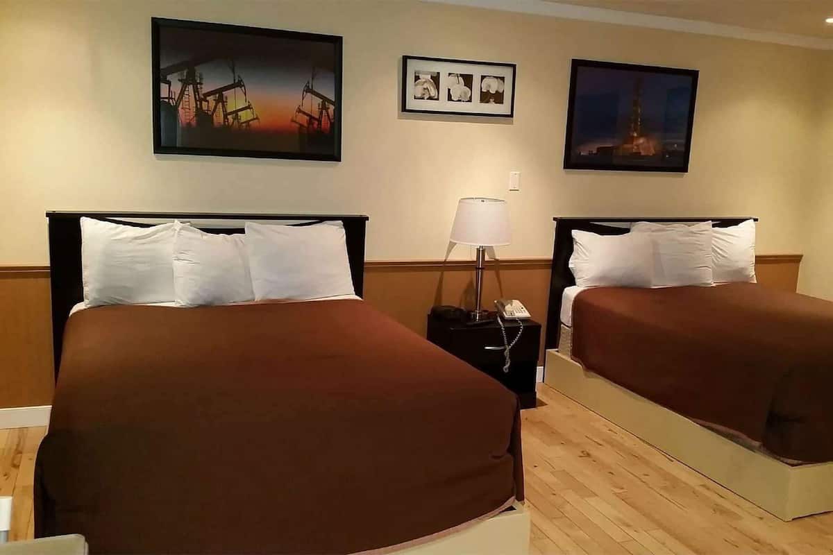 Bureau, fer et planche Ă repasser, lit dâappoint (supplĂ©ment)