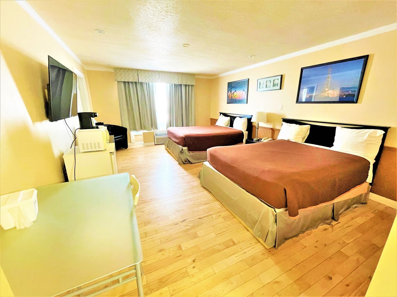 办公桌、熨斗/熨衣板、折叠床/加床（额外收费）、免费 WiFi