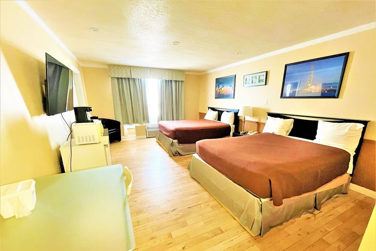 Bureau, fer et planche Ă repasser, lit dâappoint (supplĂ©ment)