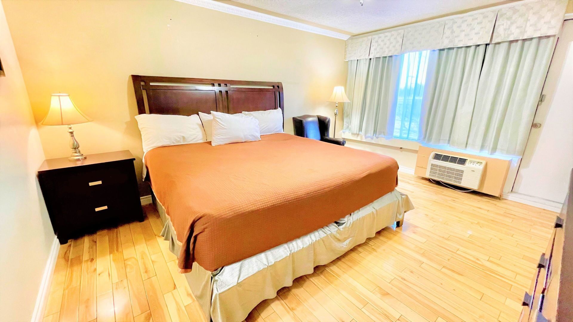 办公桌、熨斗/熨衣板、折叠床/加床（额外收费）、免费 WiFi