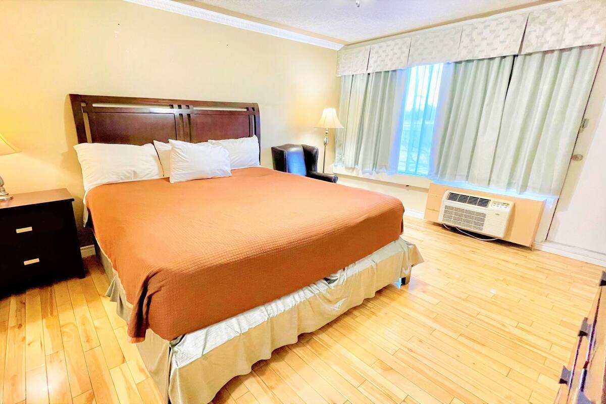 Bureau, fer et planche Ă repasser, lit dâappoint (supplĂ©ment)