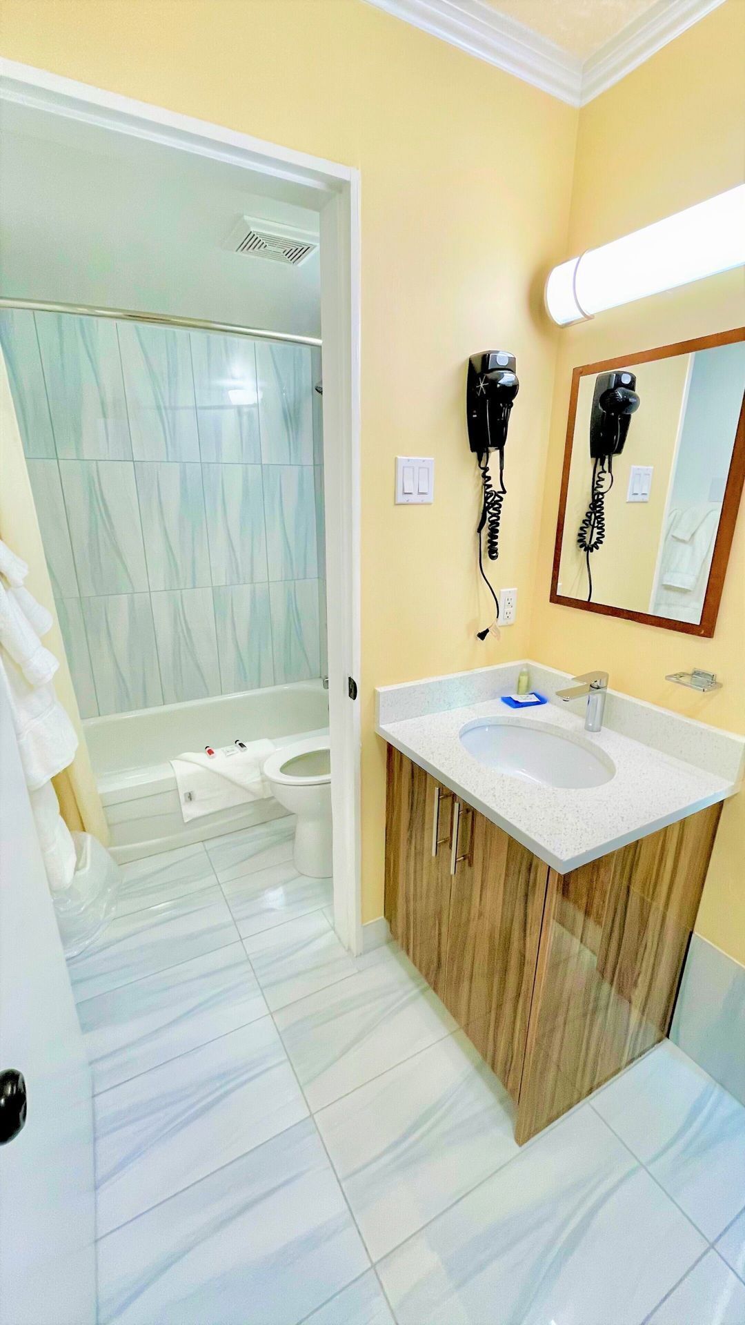 浴室 | 淋浴/盆浴组合、免费洗浴用品、吹风机、毛巾