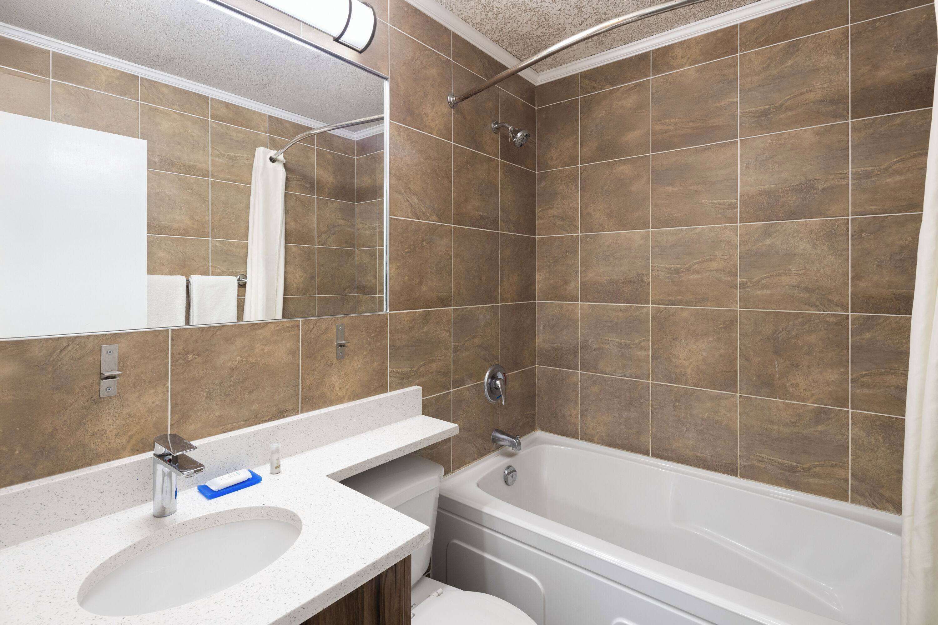 Combined shower/tub, free toiletries, hair dryer, towels