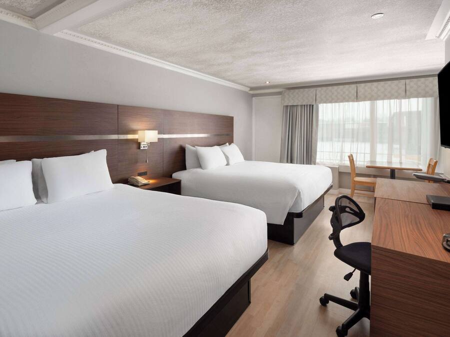 Escritorio, tabla de planchar con plancha y camas plegables/adicionales