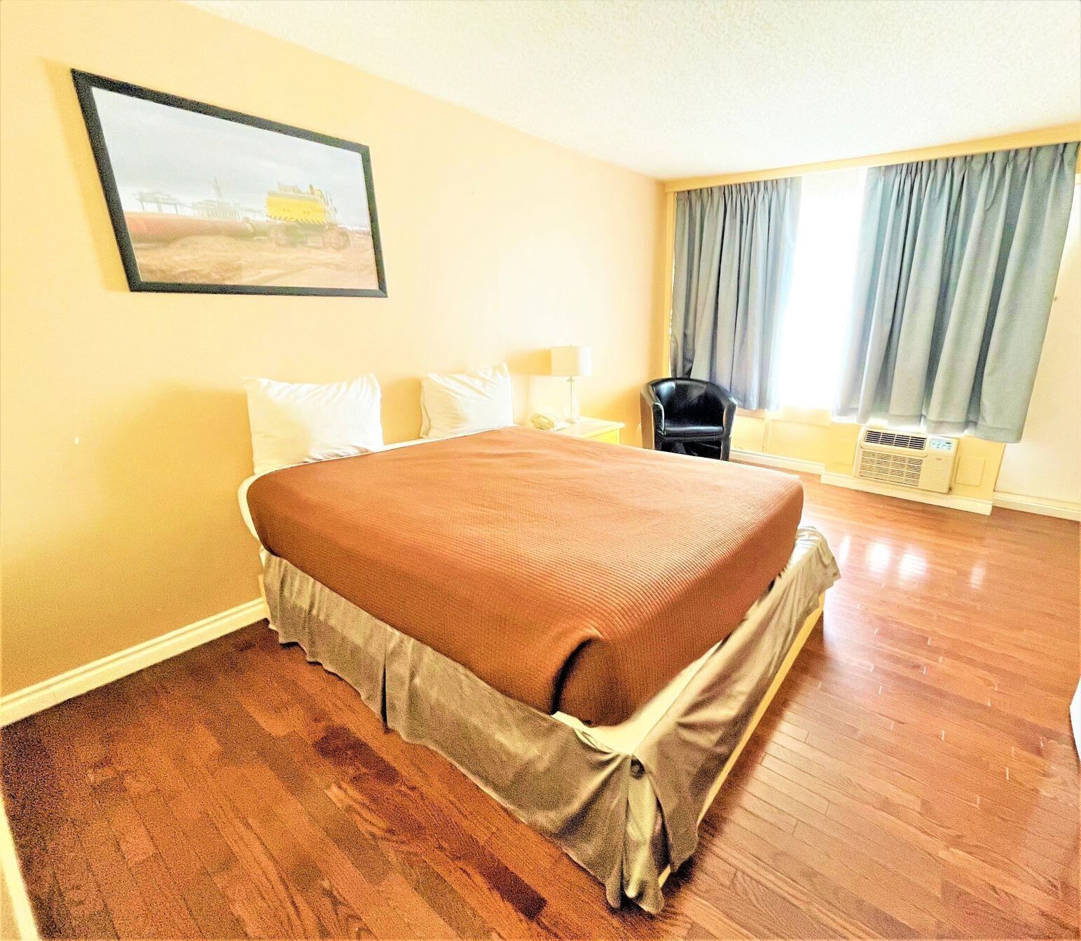 办公桌、熨斗/熨衣板、折叠床/加床（  额外收费）、免费 WiFi