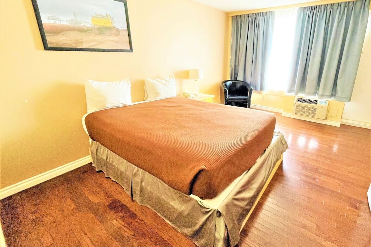 Bureau, fer et planche Ă repasser, lit dâappoint (supplĂ©ment)