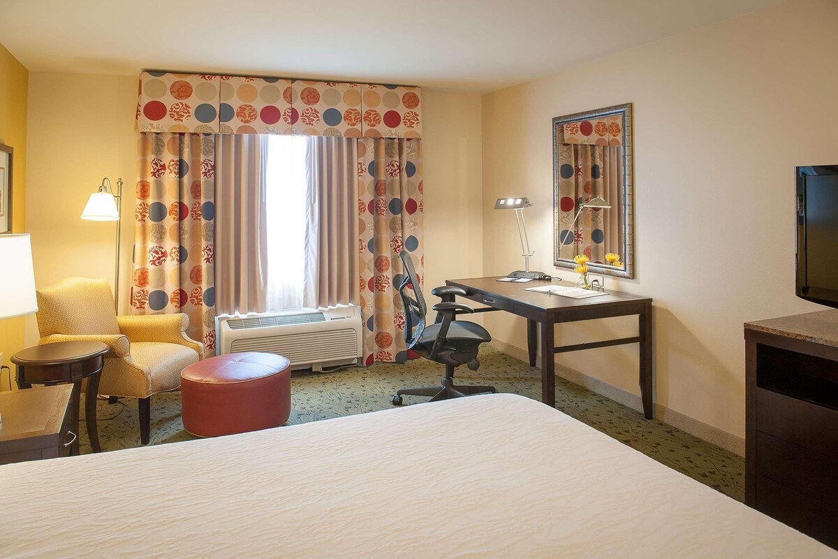 Hypo-allergenic bedding, minibar, desk, blackout curtains