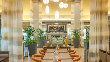 Se sirven desayunos, cenas, brunch y cocina americana