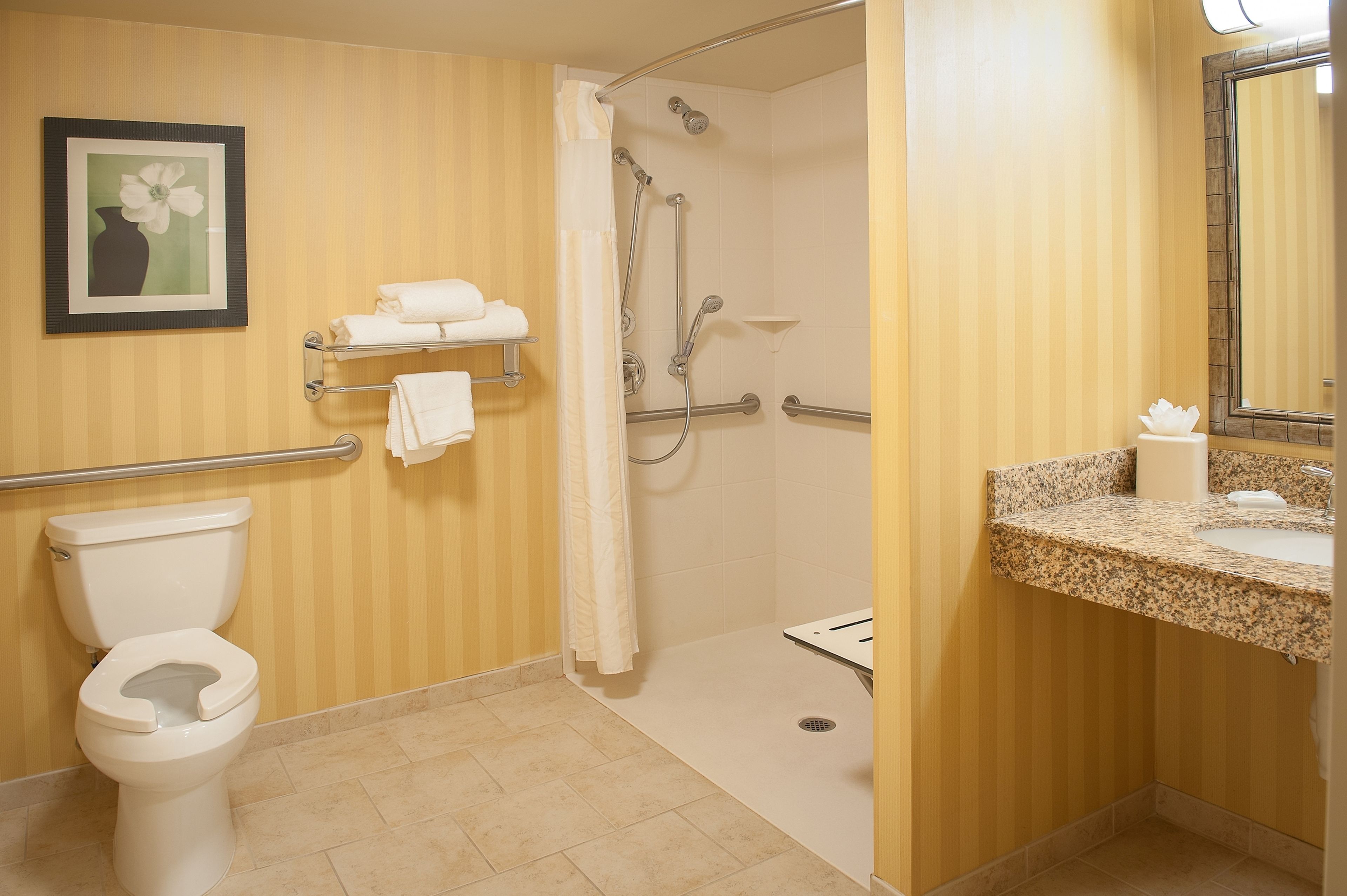 Ein Badezimmer mit Toilette, Dusche und Waschbecken.