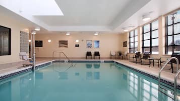 Indoor pool, sun loungers