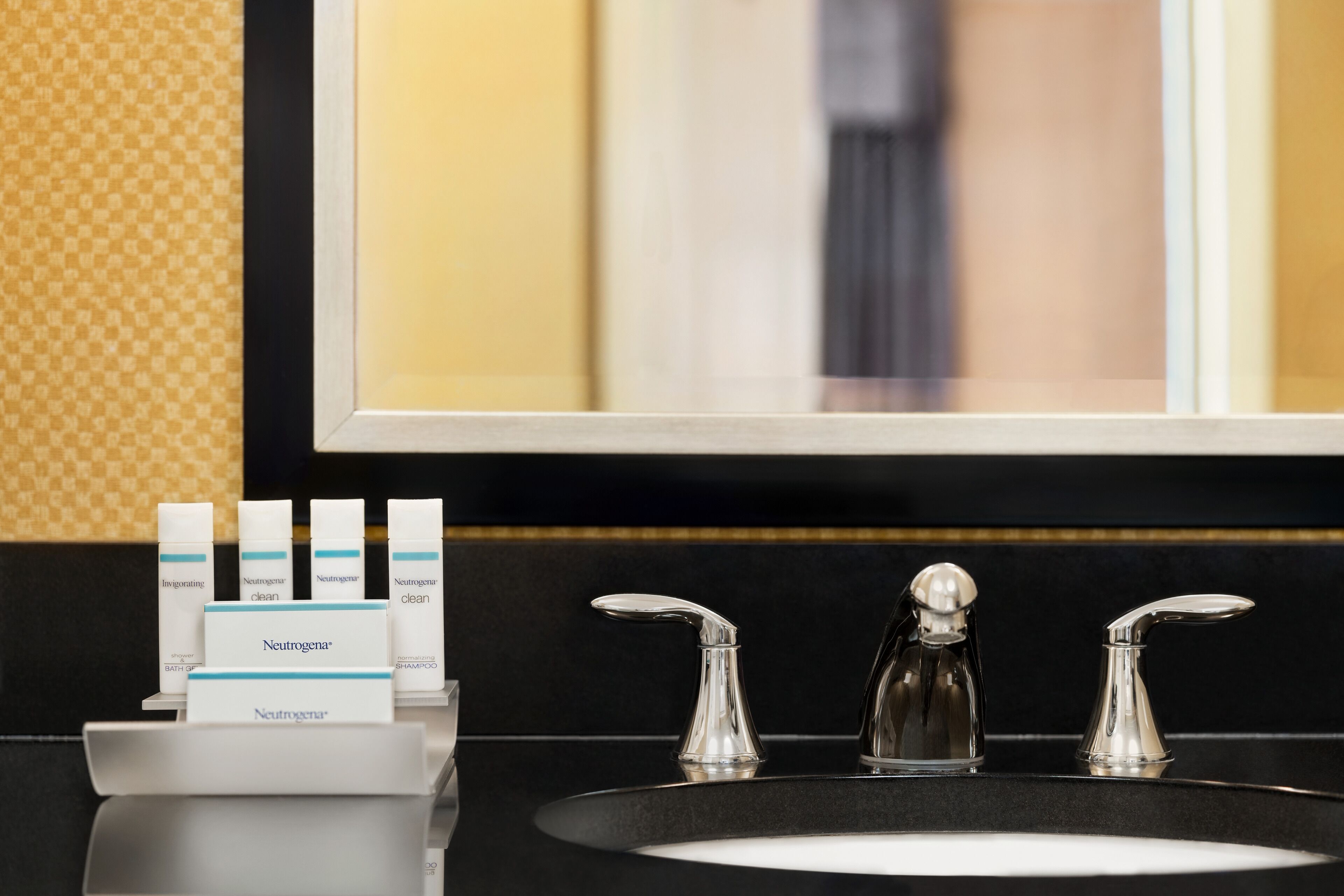 combined shower/bathtub, hair dryer, towels