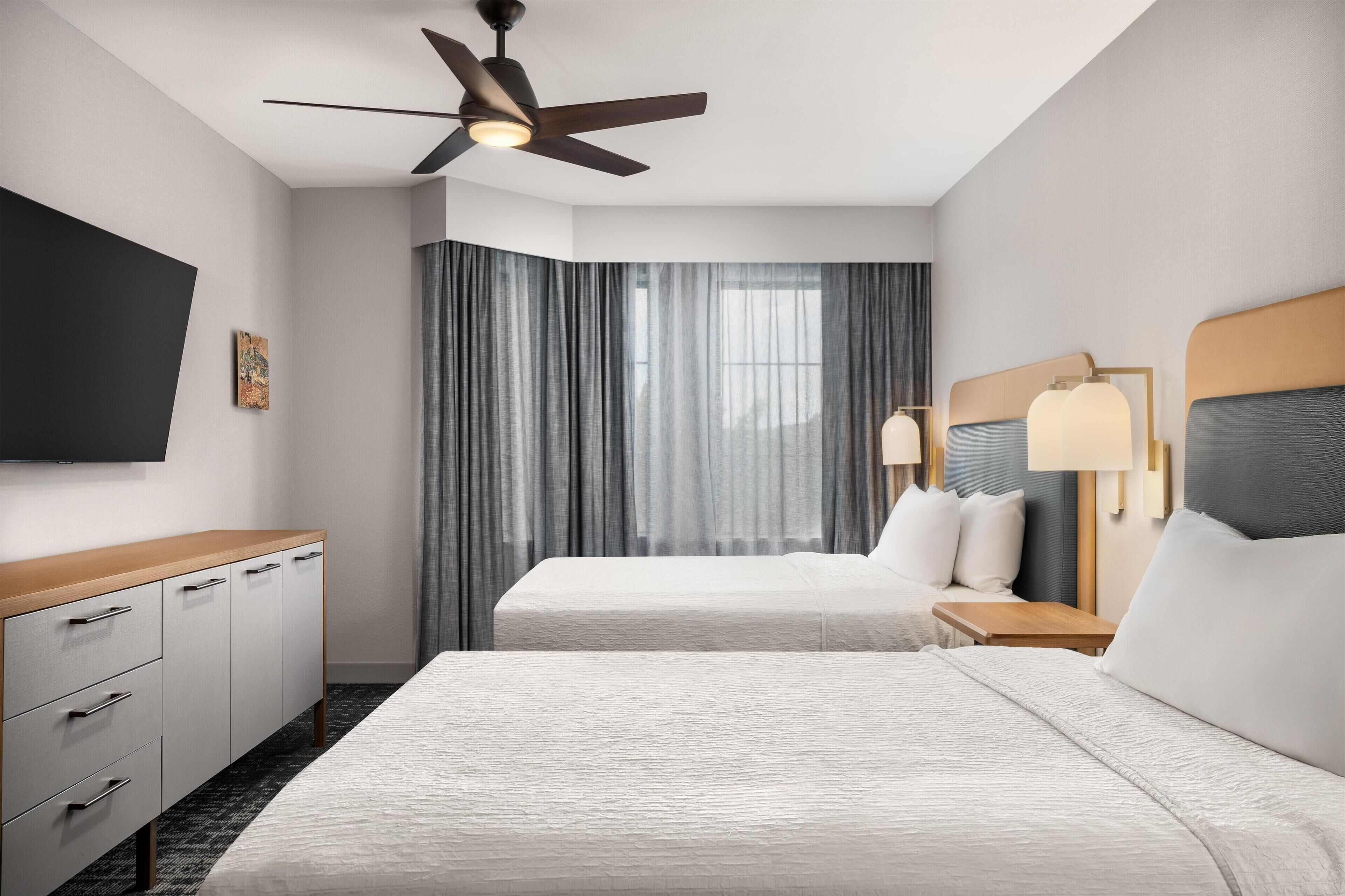 ห้องสวีท, เตียงควีนไซส์ 2 เตียง, ปลอดบุหรี่ | เครื่องนอนระดับพรีเมียม, ตู้นิรภัยในห้องพัก, พื้นที่ทำงานแบบใช้แล็ปท็อป