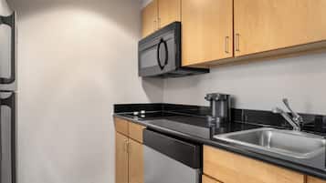 Refrigerador con freezer, microondas, placa de cocina, lavavajillas