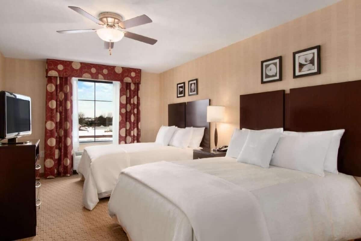 Premium bedding, in-room safe, laptop workspace, blackout drapes