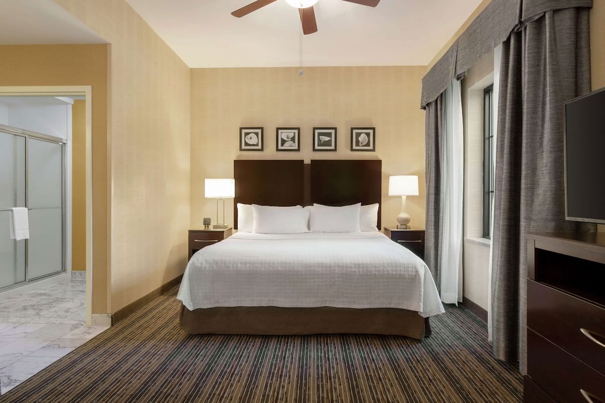Premium bedding, in-room safe, laptop workspace, blackout drapes