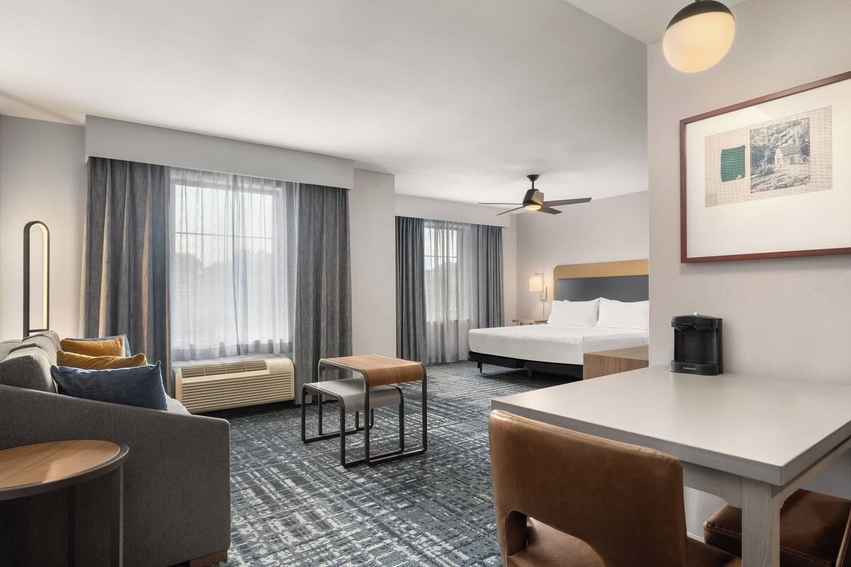 Studio, Accessible (Roll-in Shower) | Premium bedding, in-room safe, laptop workspace, blackout curtains