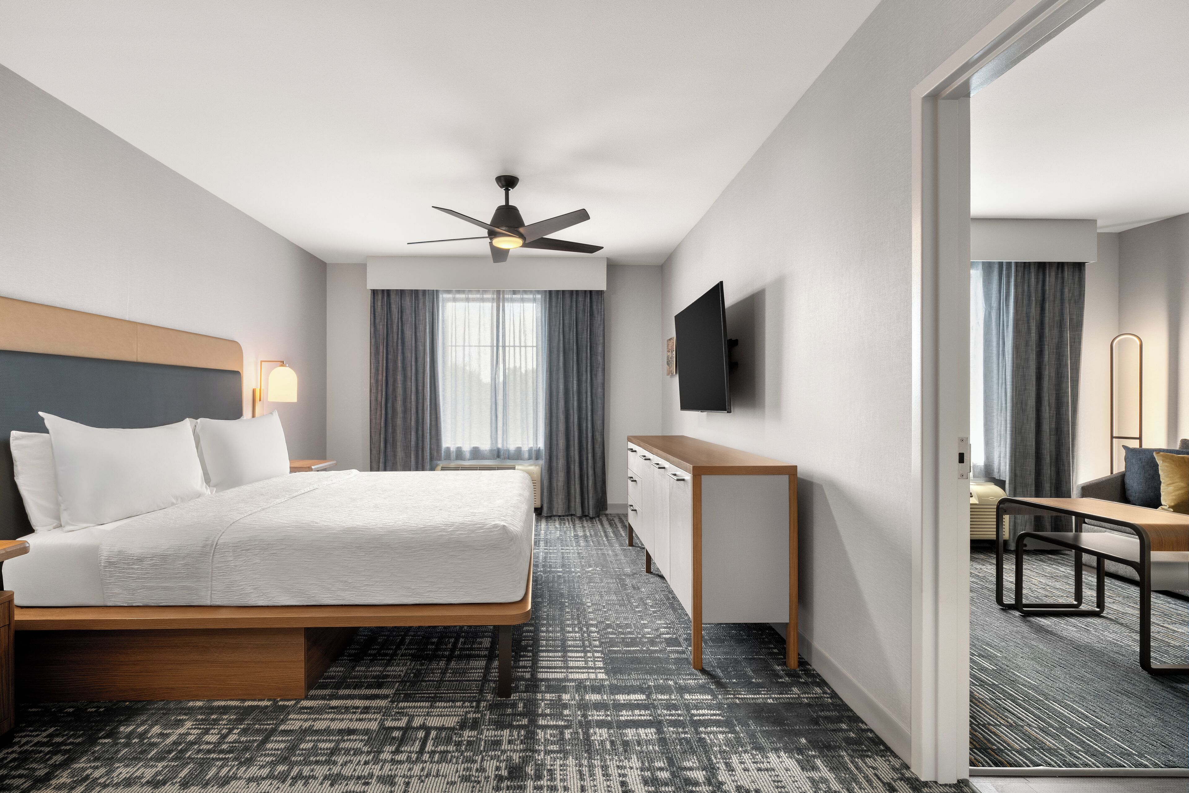 ห้องสวีท, 2 ห้องนอน | เครื่องนอนระดับพรีเมียม, ตู้นิรภัยในห้องพัก, พื้นที่ทำงานแบบใช้แล็ปท็อป