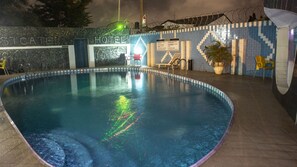 Una piscina al aire libre