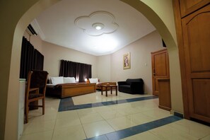 Executive Twin Room | Minibar, in-room safe, individually furnished, desk - Eastgate Hotel (Accra)