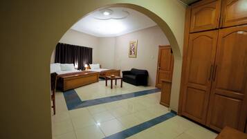 Executive Twin Room | Minibar, in-room safe, individually furnished, desk