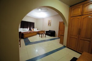 Habitación ejecutiva con 2 camas individuales | Minibar, caja fuerte, mobiliario individual y escritorio