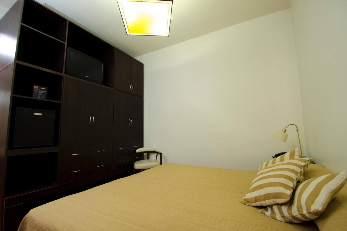 Escritorio, tabla de planchar con plancha, wifi gratis y ropa de cama 