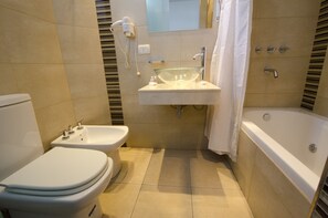 Habitació triple júnior | Bany | Dutxa, articles de tocador gratuïts, assecador de cabells i bidet