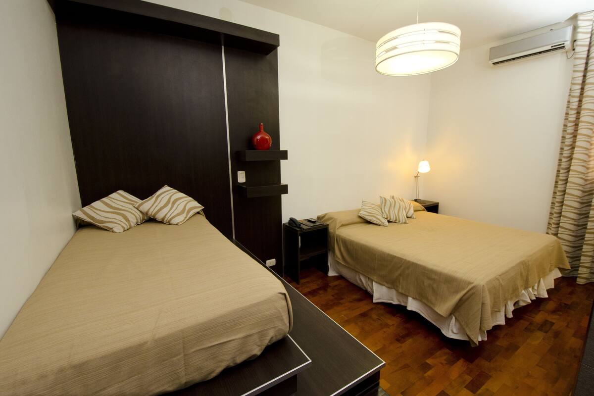 Escritorio, tabla de planchar con plancha, wifi gratis y ropa de cama 