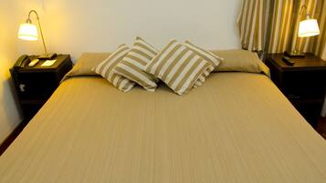 Chambre Quadruple Standard | Bureau, fer et planche à repasser, Wi-Fi gratuit, draps fournis