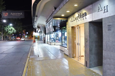Fachada de la propiedad por la tarde o noche
