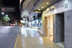 Fachada da propriedade à noite