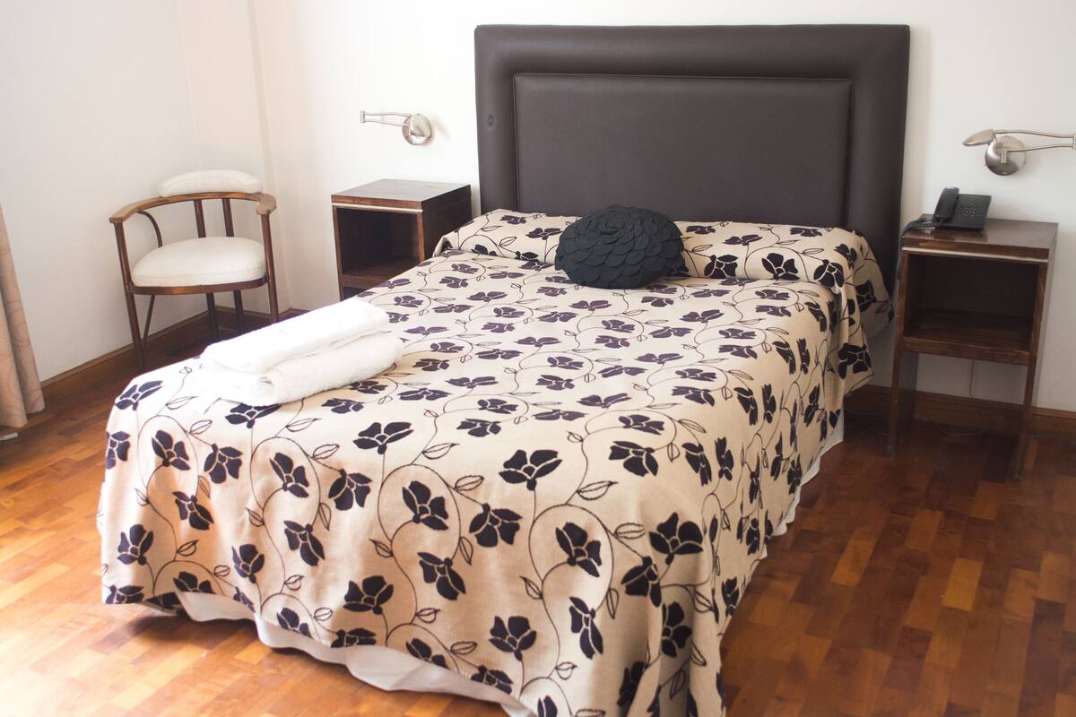 Escritorio, tabla de planchar con plancha, wifi gratis y ropa de cama 
